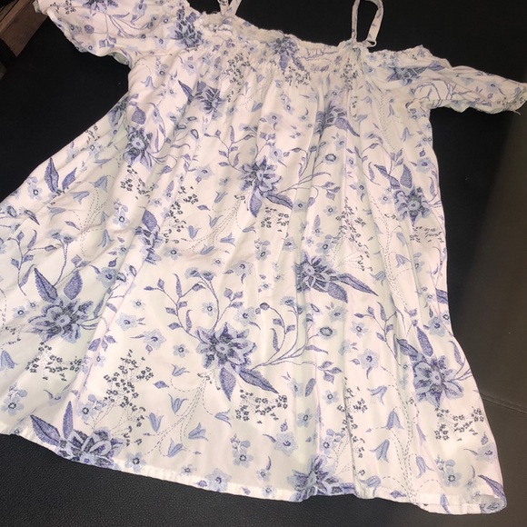 Off the shoulder white and blue blouse - Picture 4 of 4